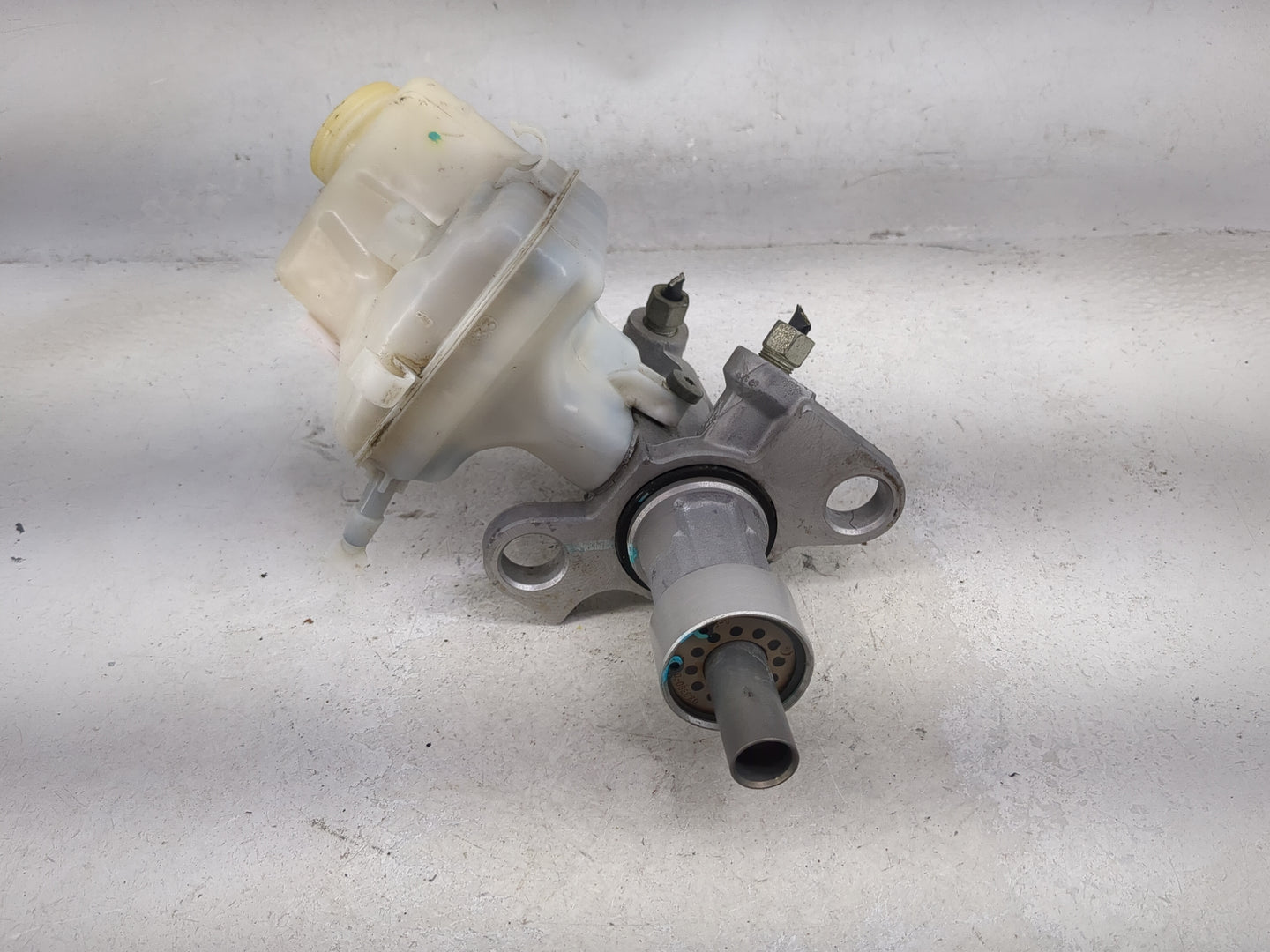 2013-2016 Chevrolet Malibu Brake Master Cylinder 1490563 - Oemusedautoparts1.com