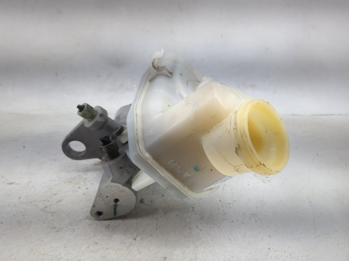 2013-2016 Chevrolet Malibu Brake Master Cylinder 1490563 - Oemusedautoparts1.com