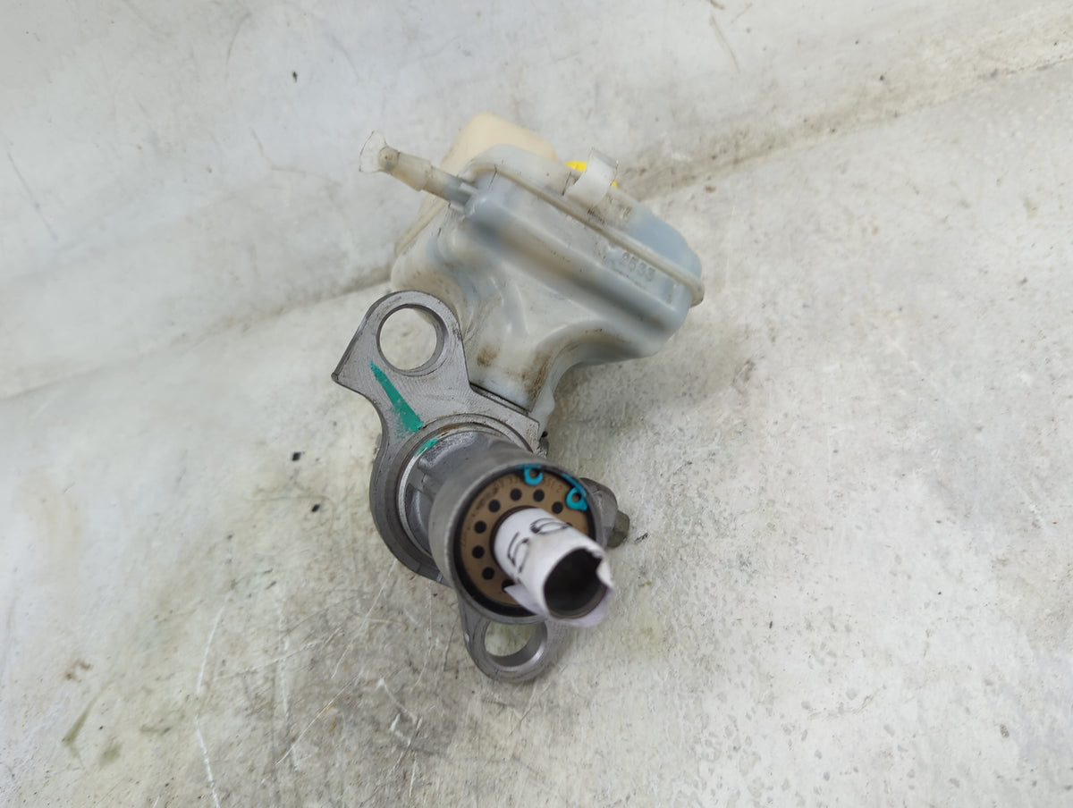 2013-2016 Chevrolet Malibu Brake Master Cylinder 1496563 - Oemusedautoparts1.com