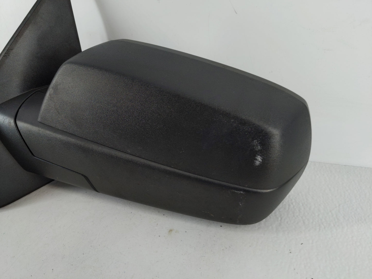 2014-2019 Chevrolet Silverado 1500 Driver Side View Mirror - Left Door Mirror OEM Used - Oemusedautoparts1.com