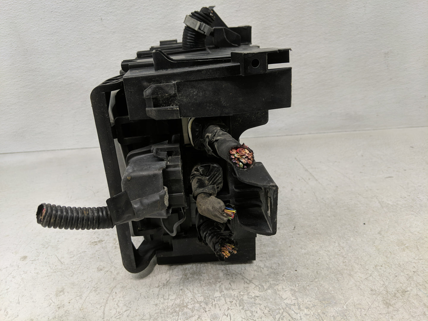 2016-2017 Chevrolet Silverado 1500 Fusebox Fuse Box Panel Relay Module Fits Fits 2016 2017 OEM Used Auto Parts - Oemusedauto