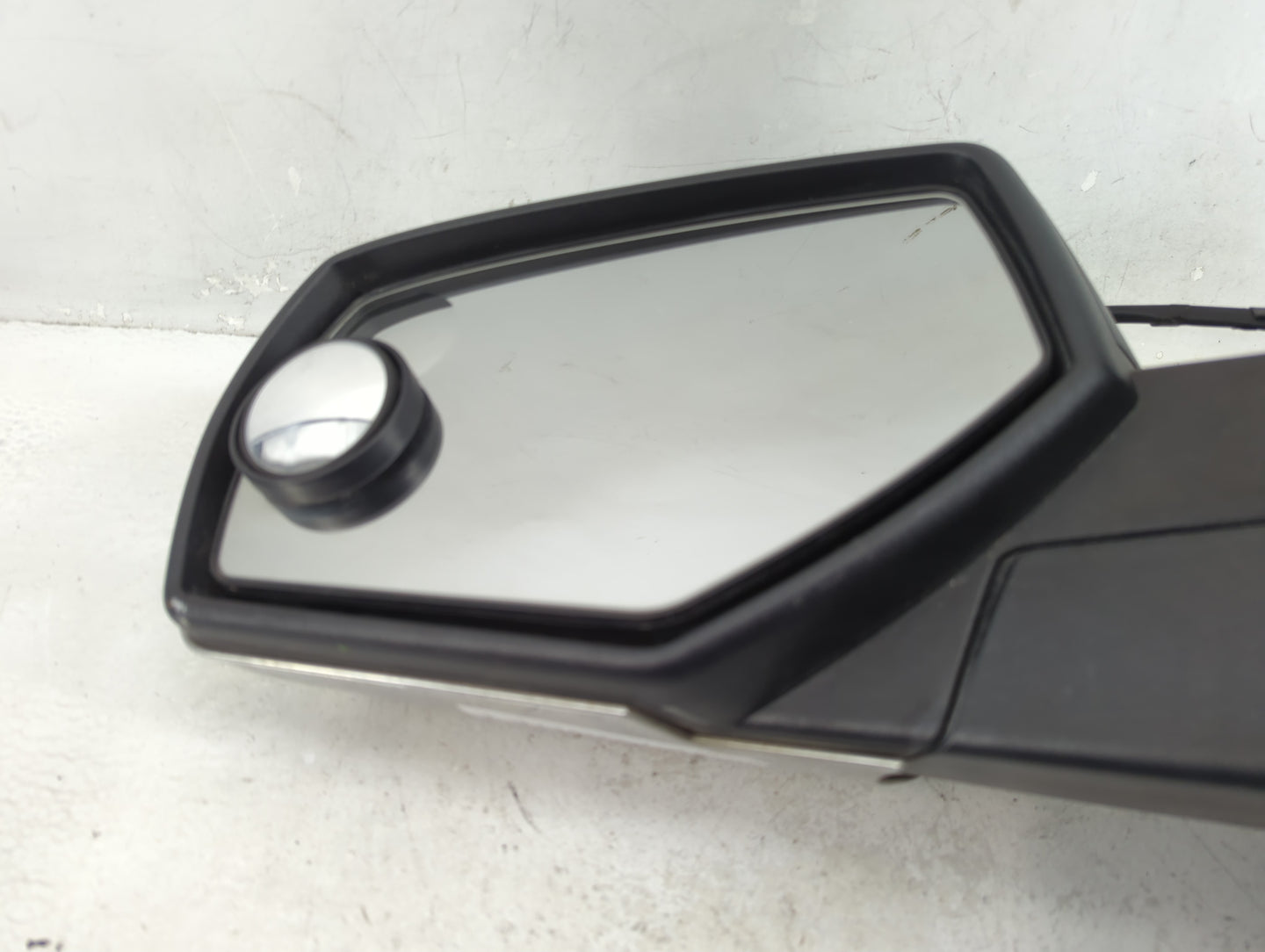 2014-2019 Chevrolet Silverado 1500 Driver Side View Mirror - Left Door Mirror OEM Used - Oemusedautoparts1.com