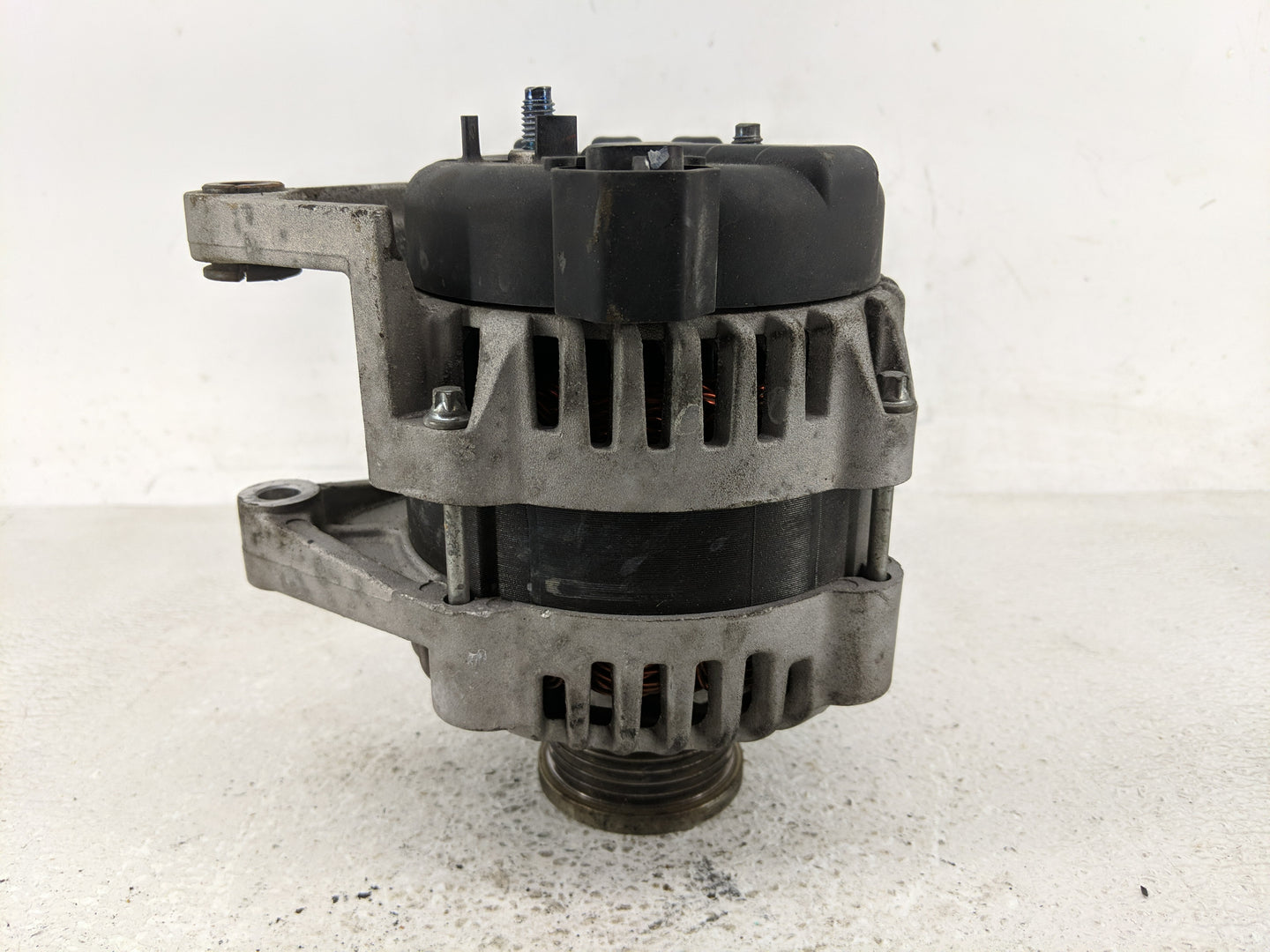 2012-2018 Chevrolet Sonic Alternator Replacement Generator Charging Assembly Engine OEM P/N:13579666 Fits OEM Used Auto Part