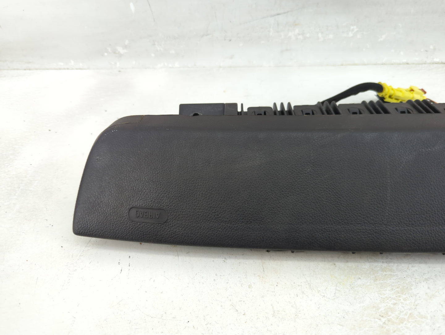 2012-2019 Chevrolet Sonic Air Bag Passenger Right Knee OEM P/N:95934658 Fits Fits 2012 2013 2014 2015 2016 2017 2018 2019 OE