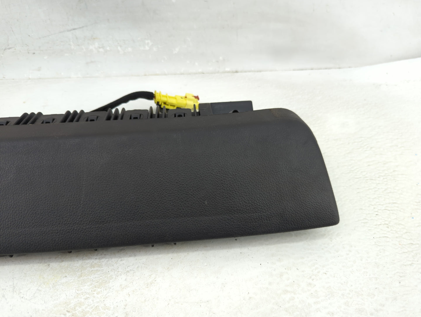2012-2019 Chevrolet Sonic Air Bag Passenger Right Knee OEM P/N:95934658 Fits Fits 2012 2013 2014 2015 2016 2017 2018 2019 OE
