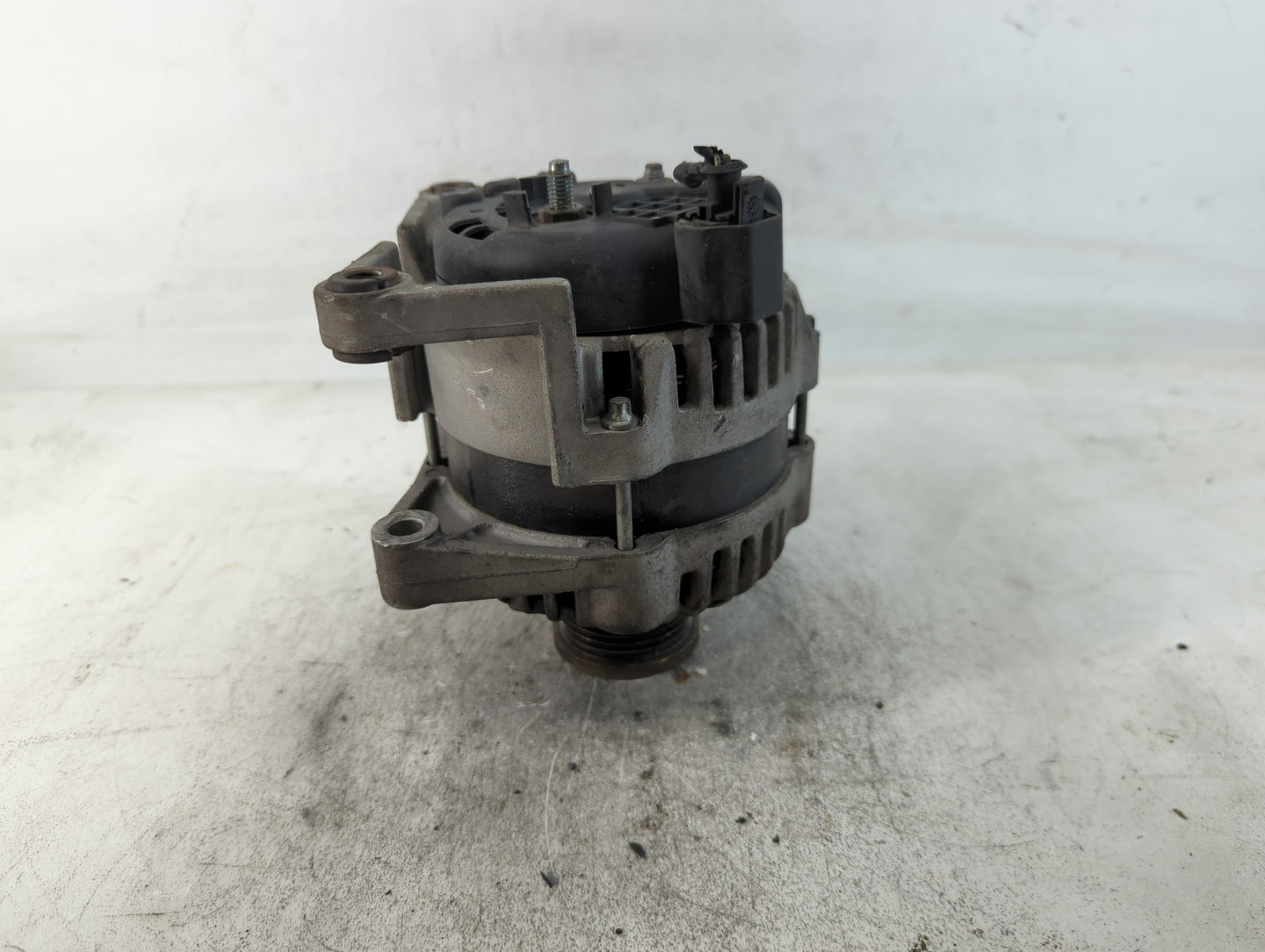2012-2018 Chevrolet Sonic Alternator Replacement Generator Charging Assembly Engine OEM P/N:13579666 Fits OEM Used Auto Part