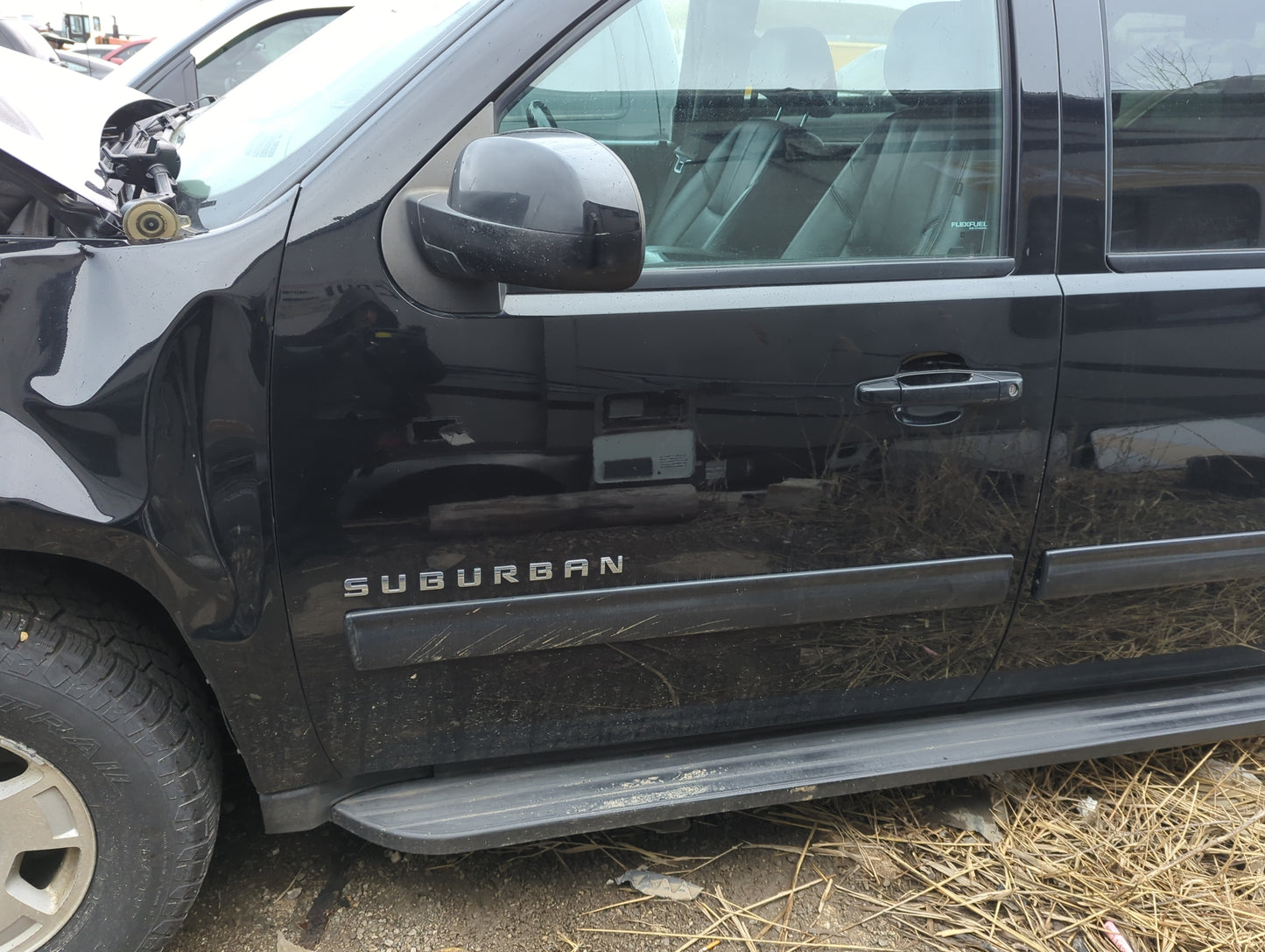 2011-2014 Chevrolet Suburban 1500 Driver Front Door Oem 1308993 - Oemusedautoparts1.com