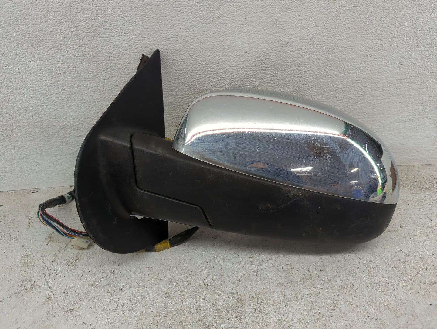 2009-2014 Chevrolet Suburban 1500 Driver Side View Mirror - Left Door Mirror OEM Used - Oemusedautoparts1.com