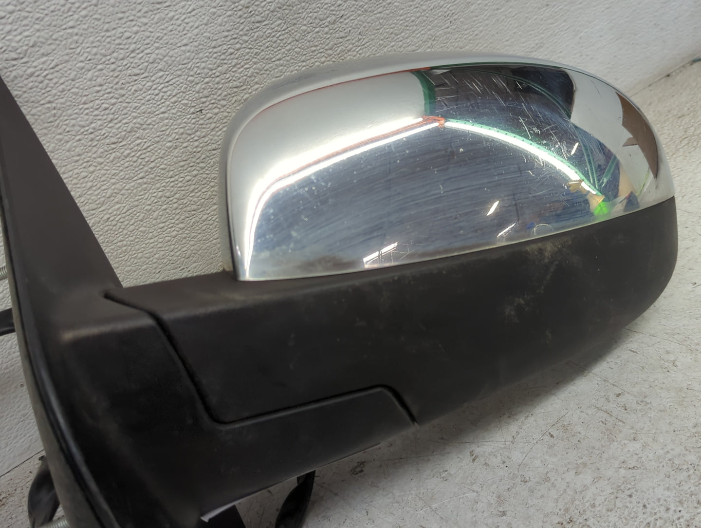 2009-2014 Chevrolet Suburban 1500 Driver Side View Mirror - Left Door Mirror OEM Used - Oemusedautoparts1.com
