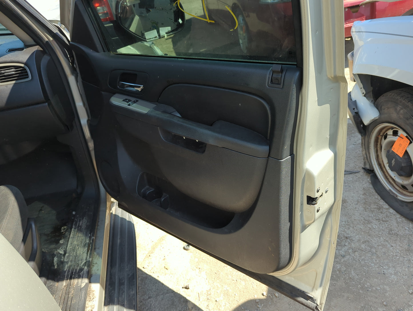 2014 Chevrolet Tahoe Front Right Passenger Interior Door Panel Trim - Oemusedautoparts1.com