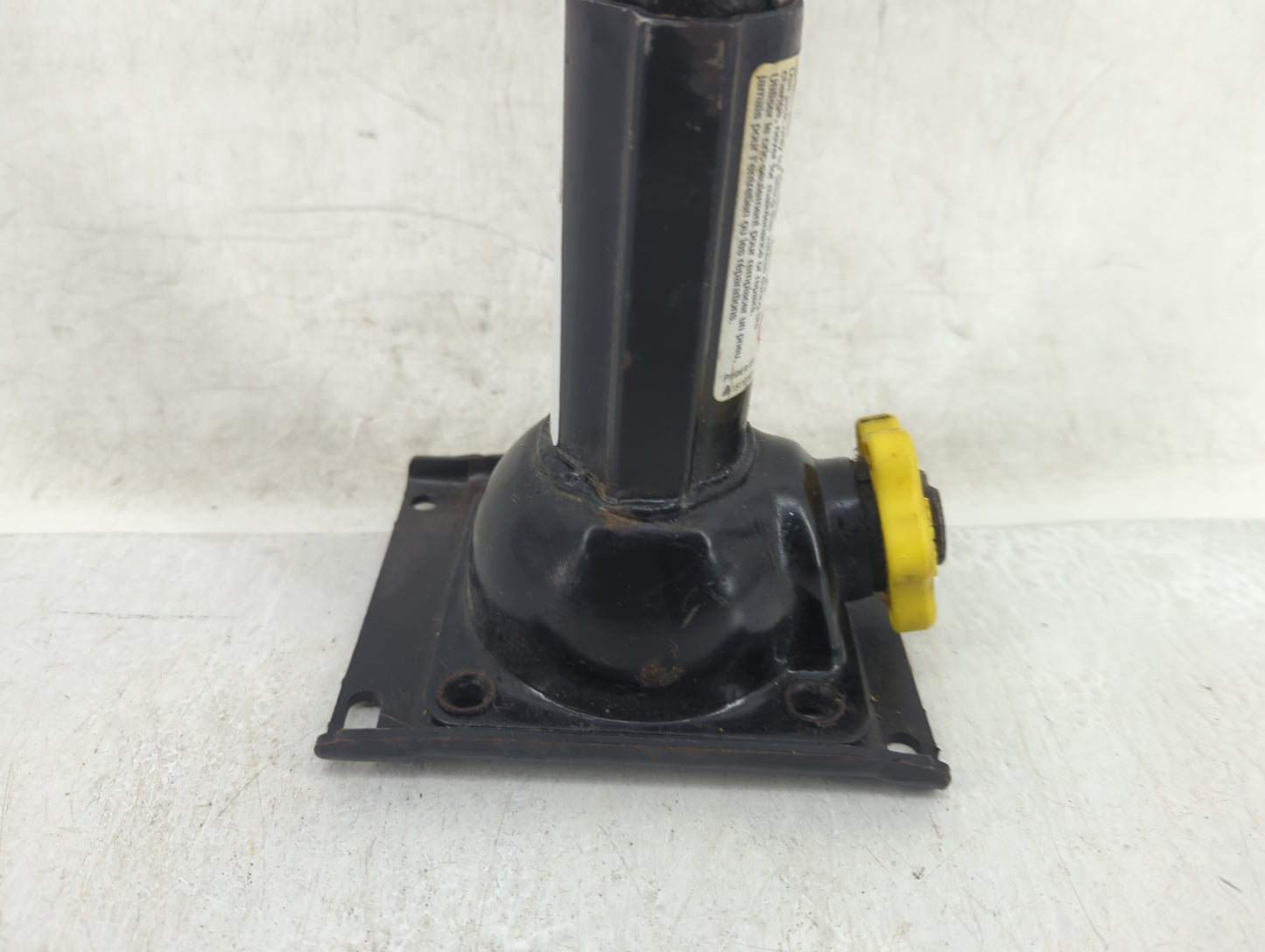 2014 Chevrolet Tahoe Spare Scissor Car Jack 1415943 - Oemusedautoparts1.com