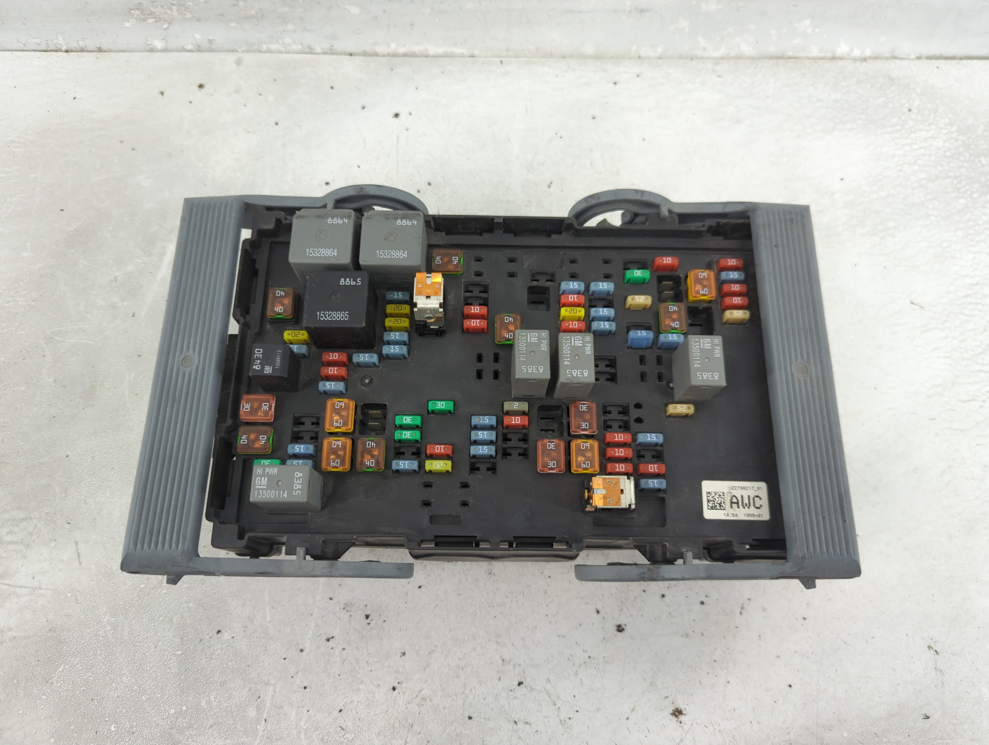 2010-2014 Chevrolet Tahoe Fusebox Fuse Box Panel Relay Module P/N:22798217 01 25905681-03 Fits Fits 2010 2011 2012 2013 2014