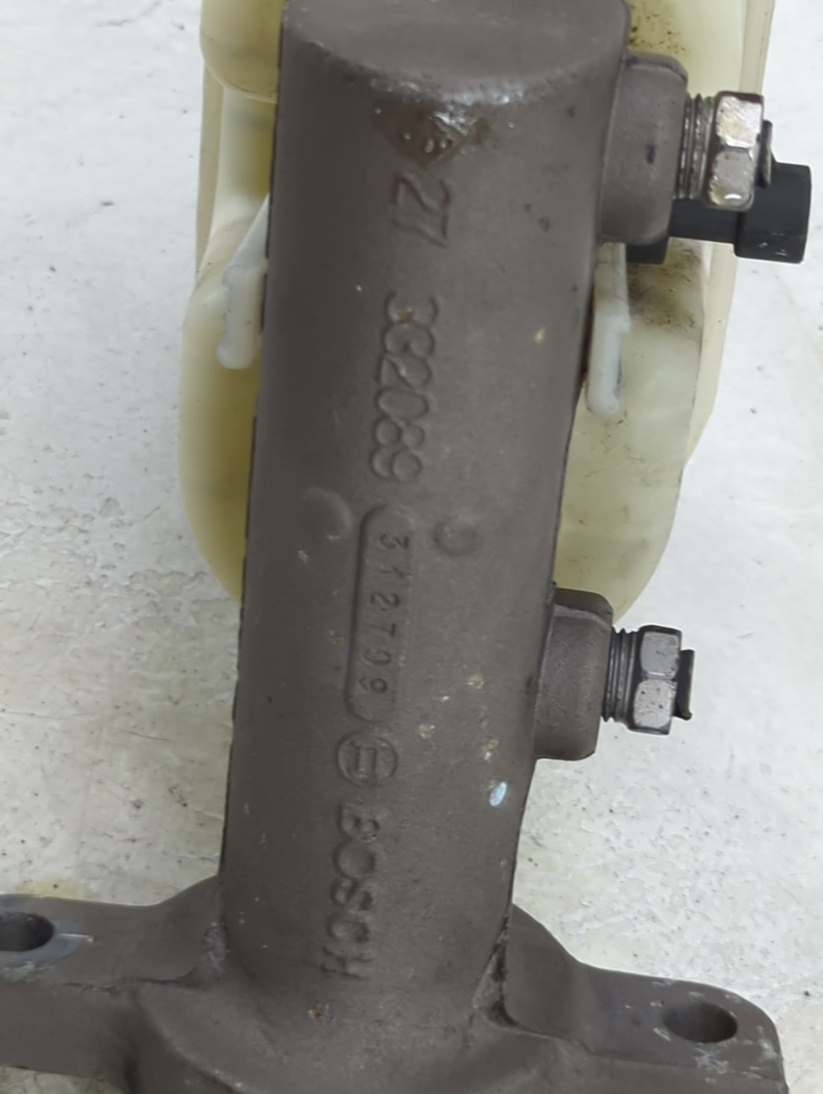 2009-2014 Chevrolet Tahoe Brake Master Cylinder 1496580 - Oemusedautoparts1.com