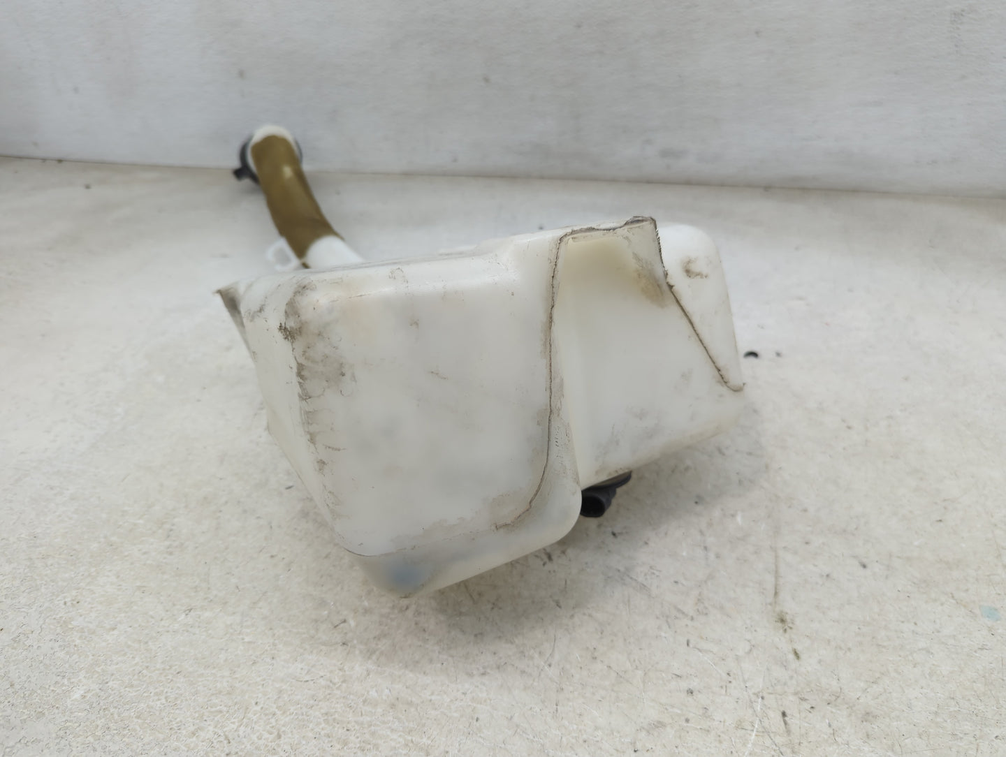 Chevrolet Traverse Windshield Washer Fluid Reservoir Bottle Oem 1465892 - Oemusedautoparts1.com