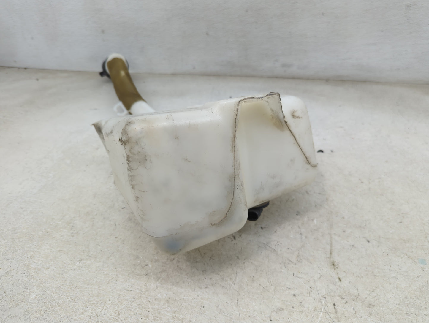 Chevrolet Traverse Windshield Washer Fluid Reservoir Bottle Oem 1465892 - Oemusedautoparts1.com