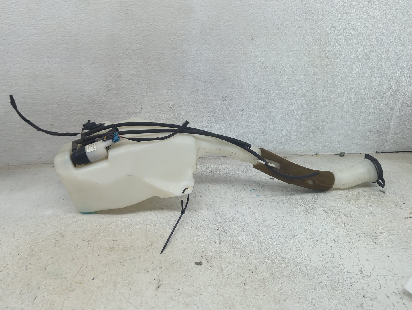 Chevrolet Traverse Windshield Washer Fluid Reservoir Bottle Oem 1474145 - Oemusedautoparts1.com