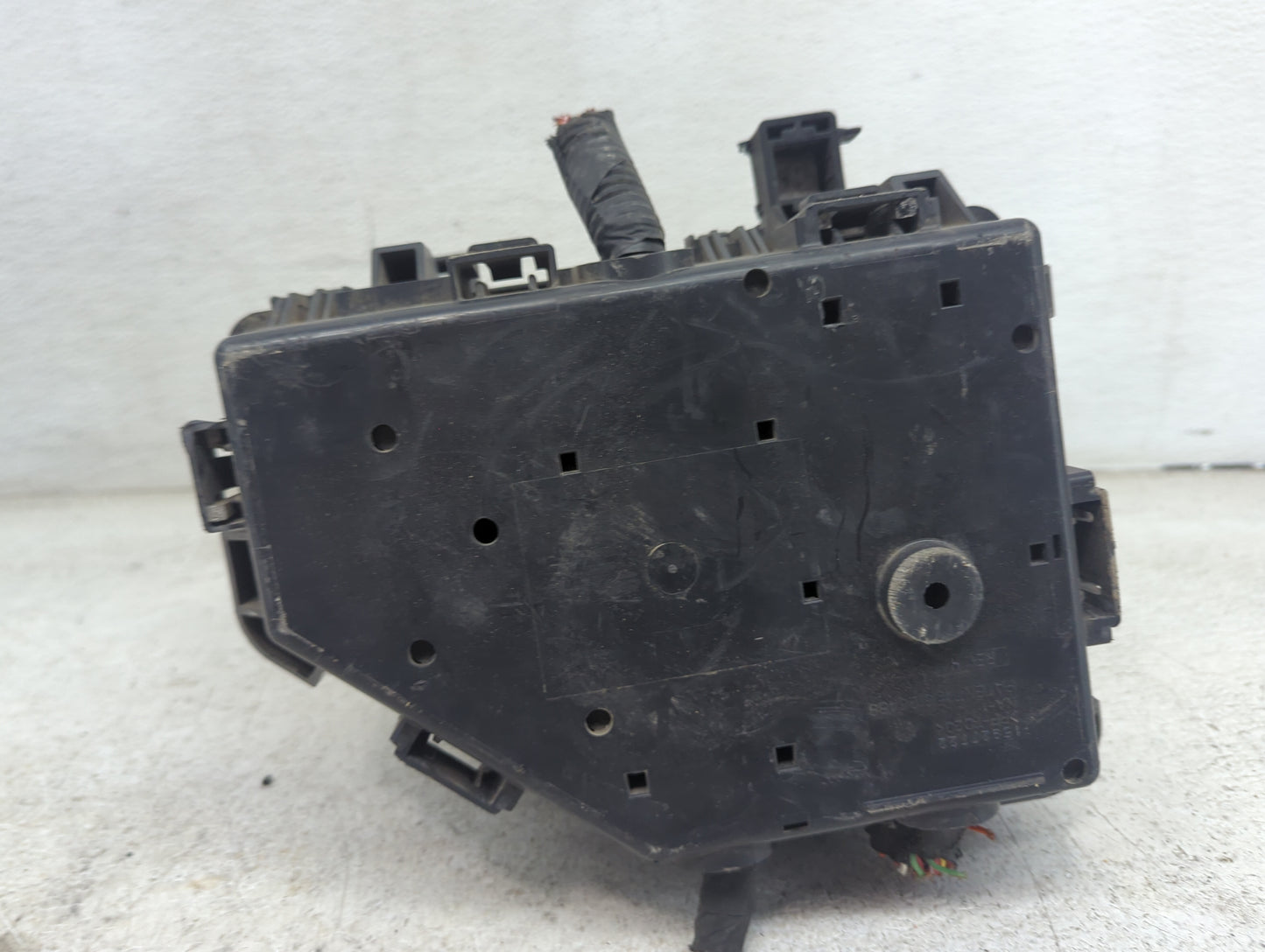2013-2014 Chevrolet Traverse Fusebox Fuse Box Panel Relay Module P/N:22933346 Fits Fits 2013 2014 OEM Used Auto Parts - Oemu