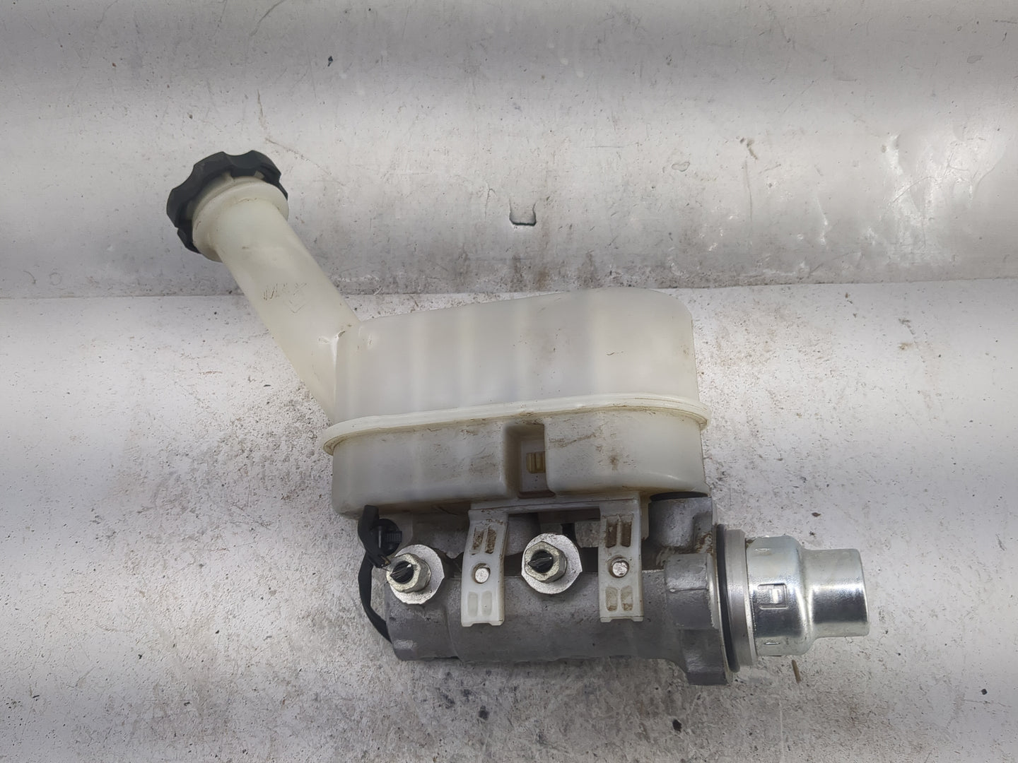 Chevrolet Traverse Brake Master Cylinder 1497018 - Oemusedautoparts1.com