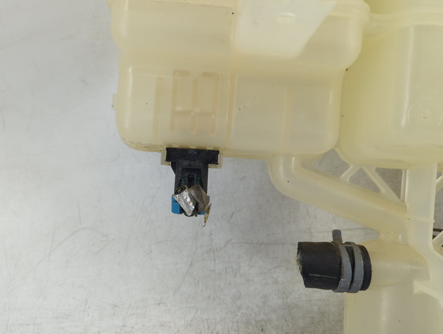2014-2015 Chevrolet Volt Radiator Coolant Overflow Expansion Tank Bottle - Oemusedautoparts1.com