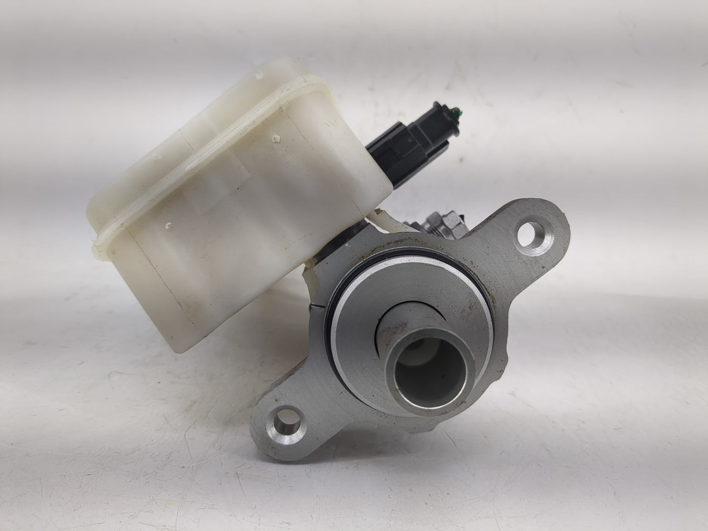 2011-2014 Chrysler 200 Brake Master Cylinder 1220672 - Oemusedautoparts1.com