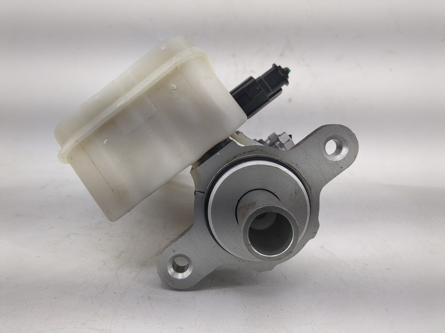 2011-2014 Chrysler 200 Brake Master Cylinder 1220672 - Oemusedautoparts1.com