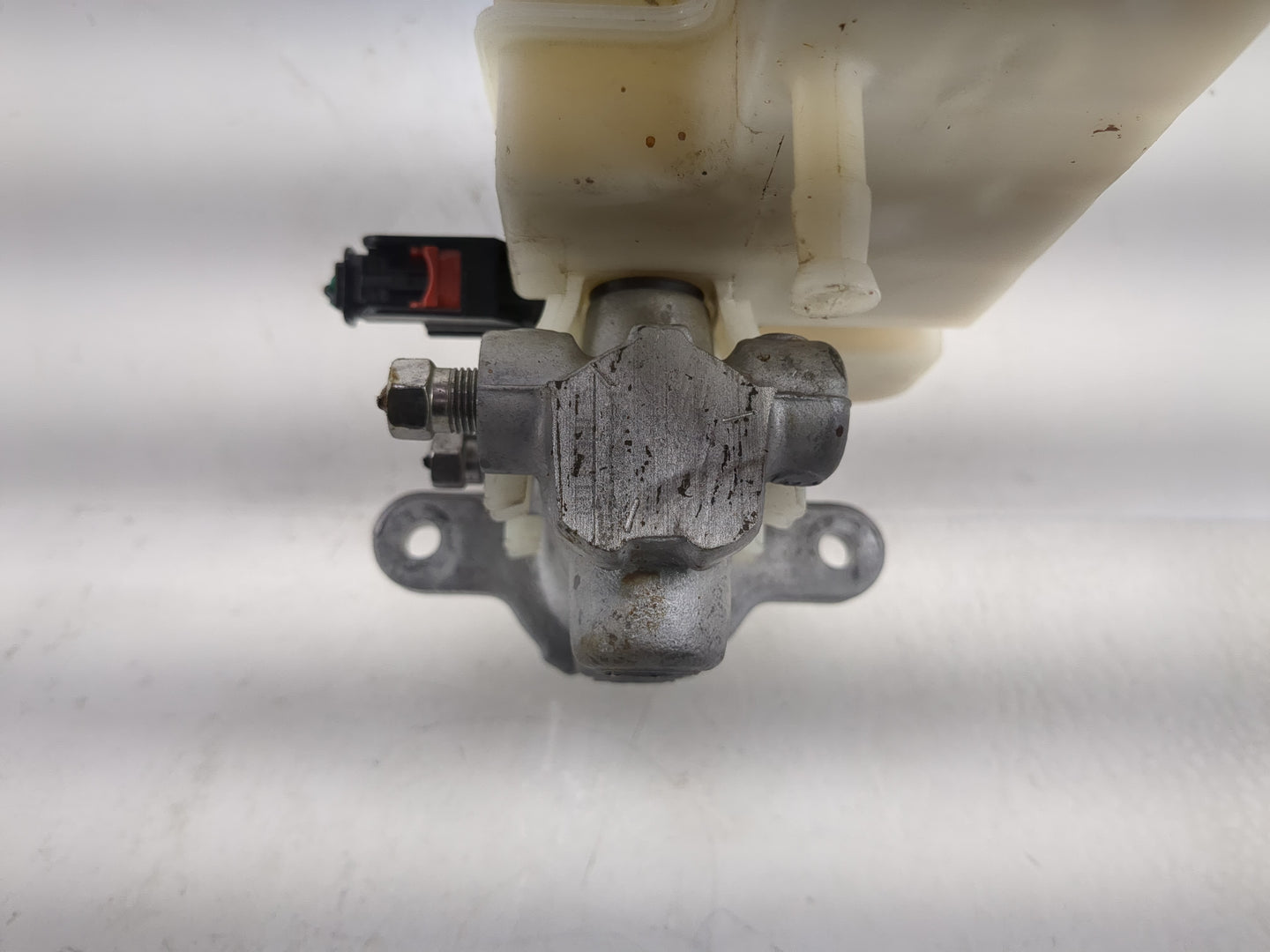 2011-2014 Chrysler 200 Brake Master Cylinder 1220672 - Oemusedautoparts1.com