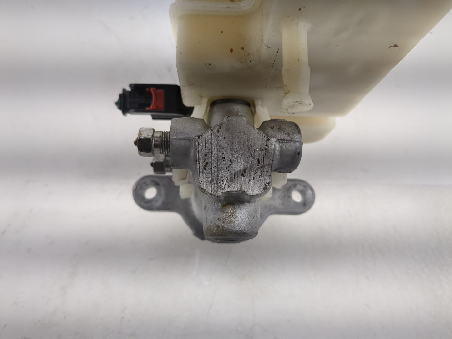 2011-2014 Chrysler 200 Brake Master Cylinder 1220672 - Oemusedautoparts1.com