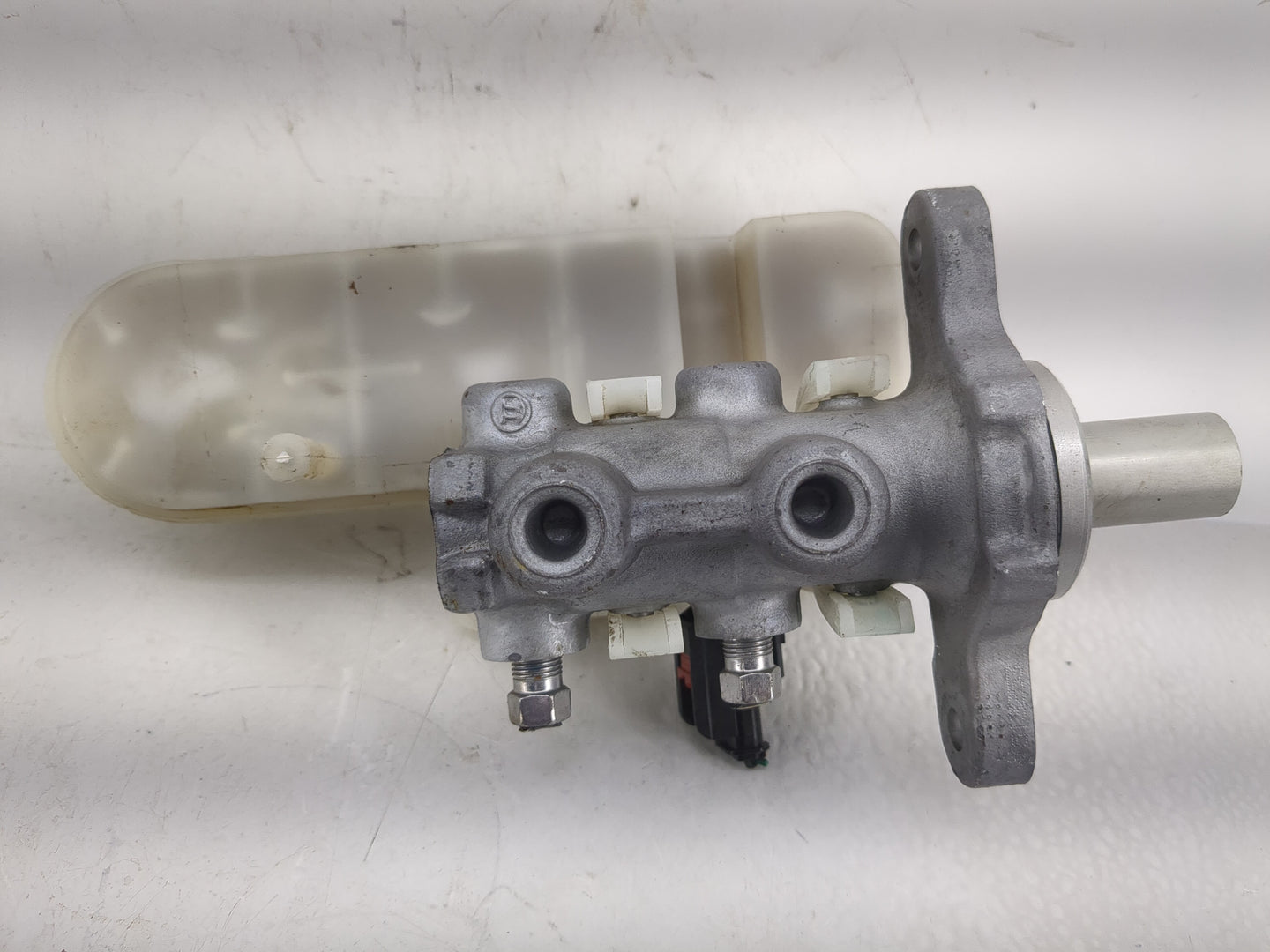 2011-2014 Chrysler 200 Brake Master Cylinder 1220672 - Oemusedautoparts1.com