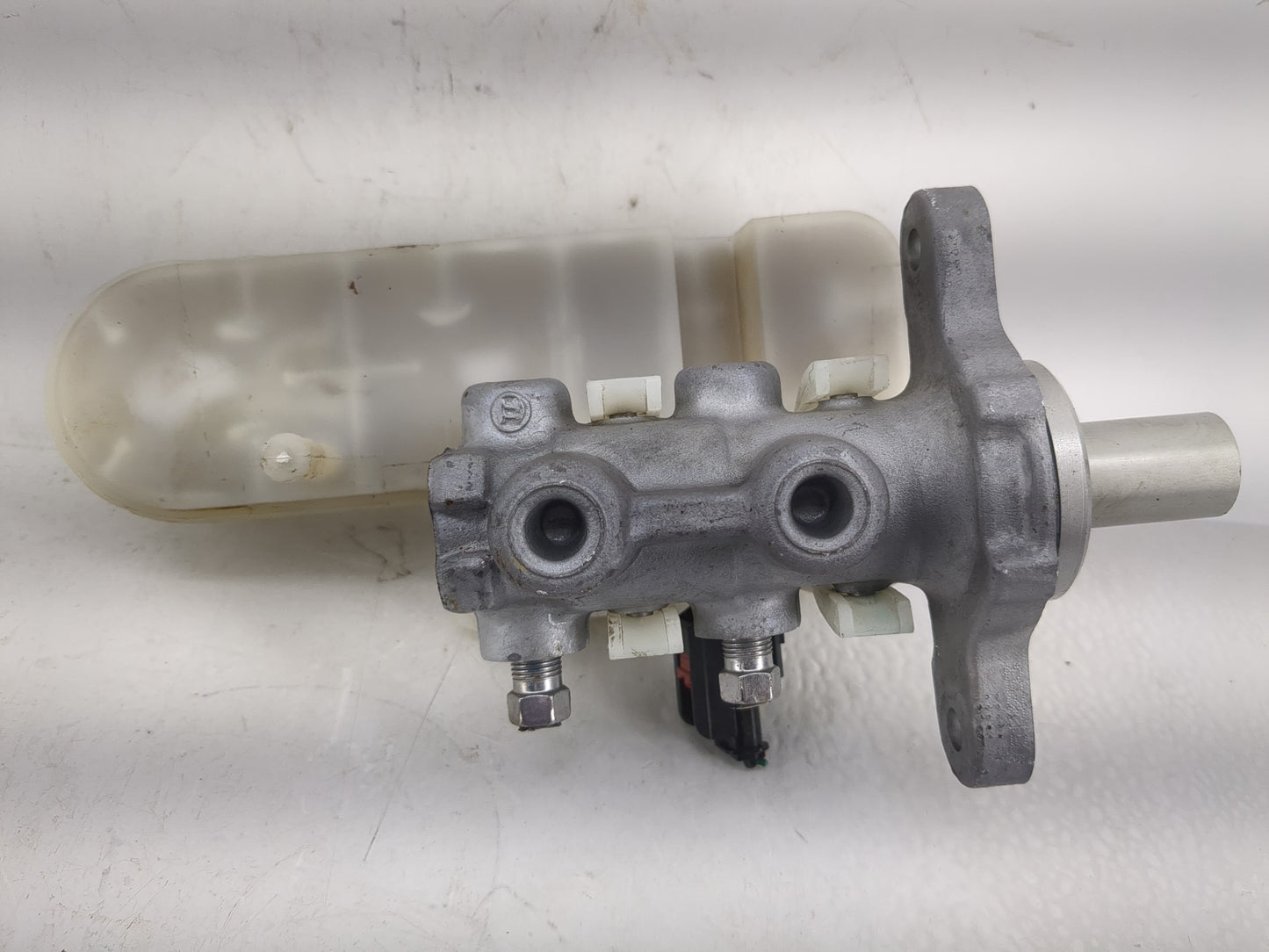 2011-2014 Chrysler 200 Brake Master Cylinder 1220672 - Oemusedautoparts1.com