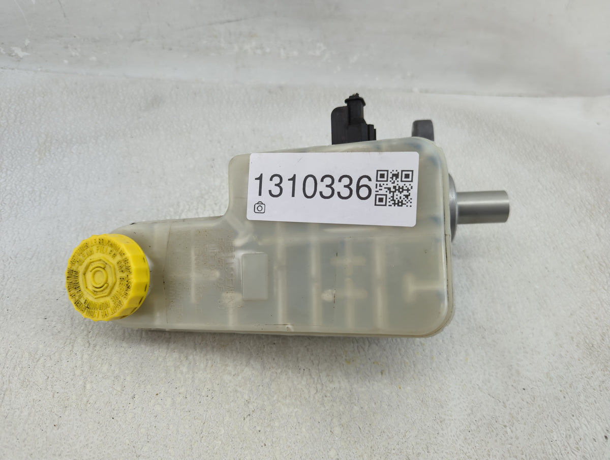 2011-2014 Chrysler 200 Brake Master Cylinder 1310336 - Oemusedautoparts1.com