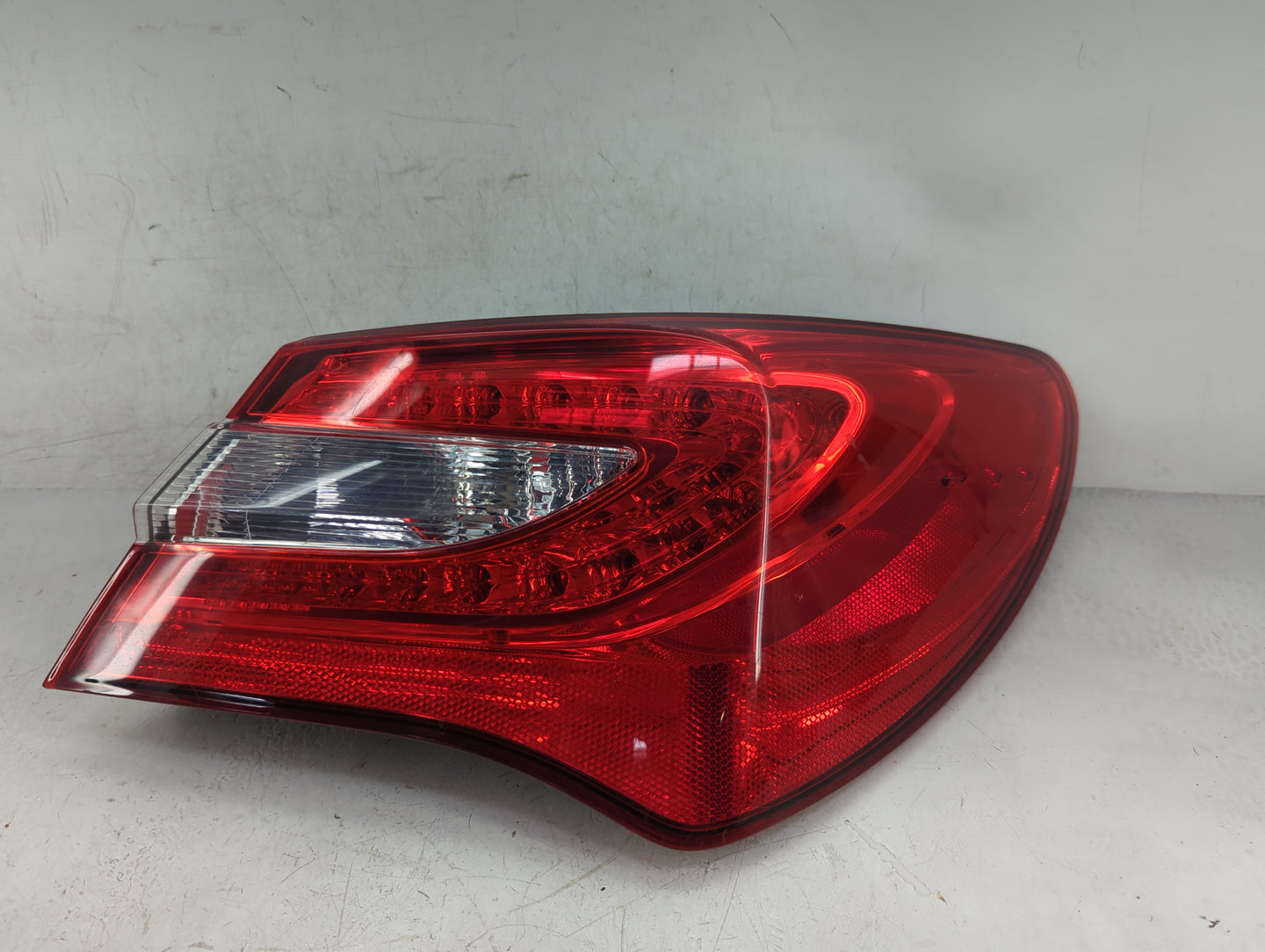 2011-2014 Chrysler 200 Tail Light Assembly Passenger Right OEM Fits Fits 2011 2012 2013 2014 OEM Used Auto Parts - Oemusedau