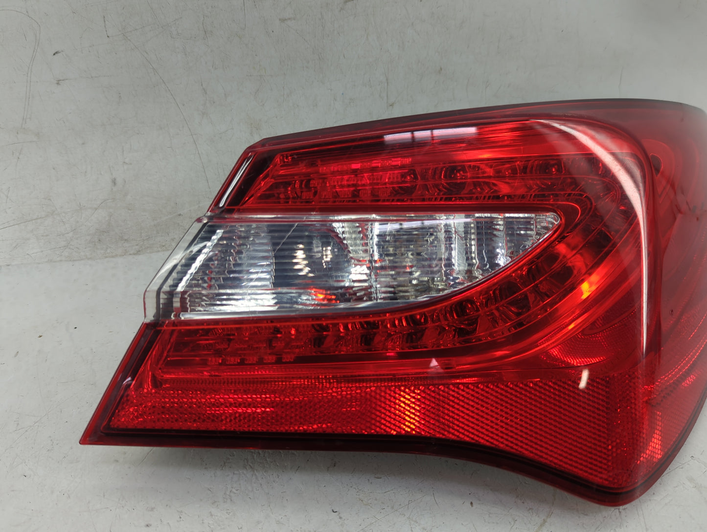 2011-2014 Chrysler 200 Tail Light Assembly Passenger Right OEM Fits Fits 2011 2012 2013 2014 OEM Used Auto Parts - Oemusedau