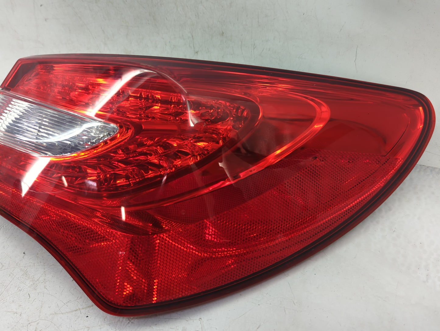 2011-2014 Chrysler 200 Tail Light Assembly Passenger Right OEM Fits Fits 2011 2012 2013 2014 OEM Used Auto Parts - Oemusedau