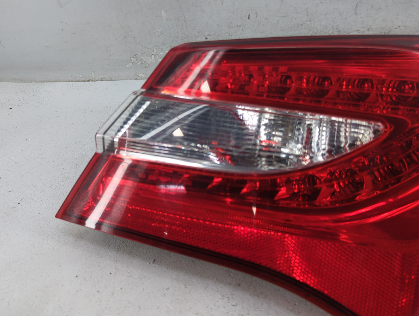 2011-2014 Chrysler 200 Tail Light Assembly Passenger Right OEM P/N:05182524AE Fits Fits 2011 2012 2013 2014 OEM Used Auto Pa