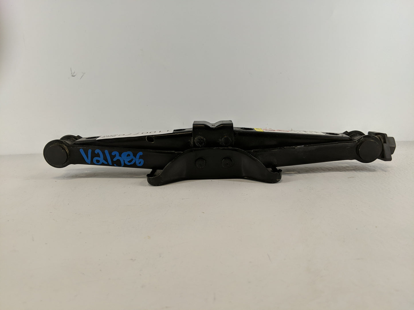 2014 Chrysler 300 Spare Scissor Car Jack - Oemusedautoparts1.com