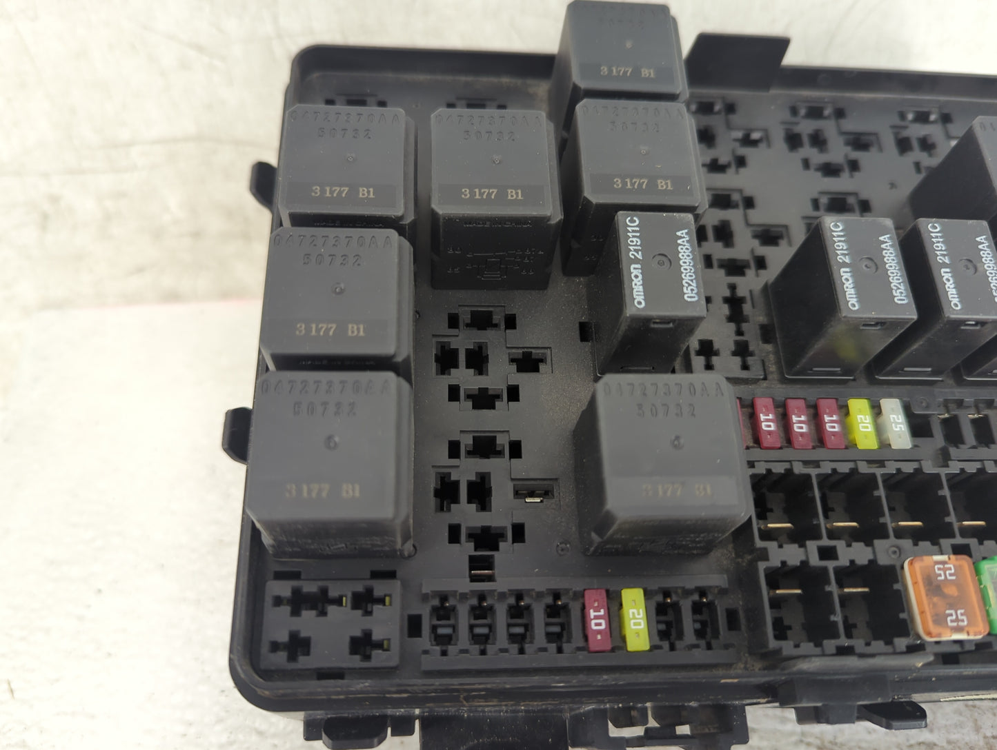 2012-2014 Chrysler 300 Fusebox Fuse Box Panel Relay Module P/N:68202733AB 04727370AA, 05269988AA Fits Fits 2012 2013 2014 OE