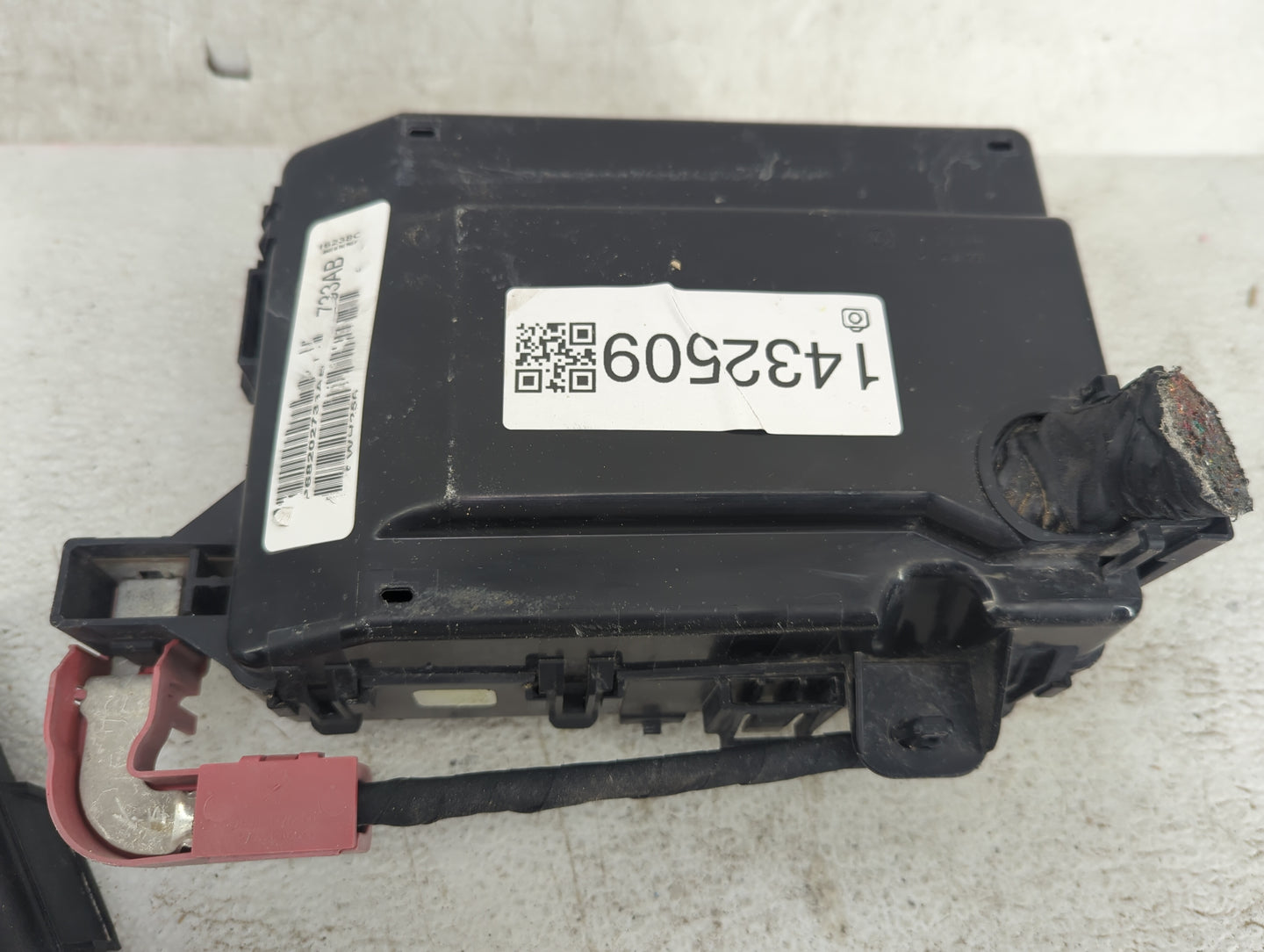 2012-2014 Chrysler 300 Fusebox Fuse Box Panel Relay Module P/N:68202733AB 04727370AA, 05269988AA Fits Fits 2012 2013 2014 OE