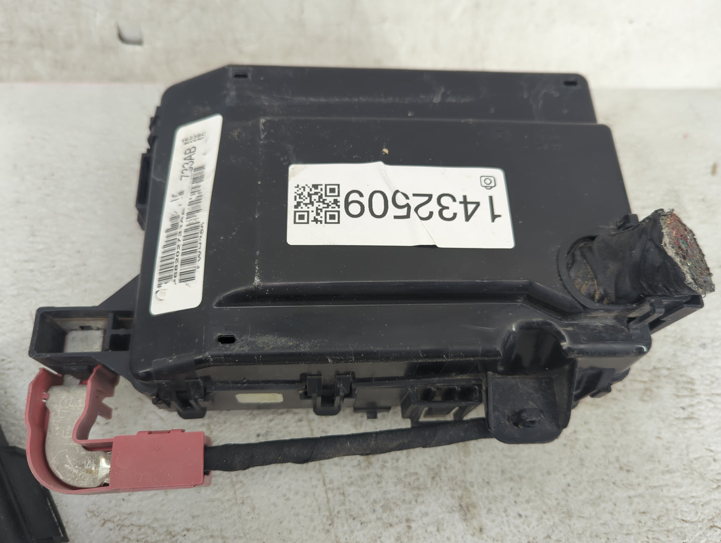 2012-2014 Chrysler 300 Fusebox Fuse Box Panel Relay Module P/N:68202733AB 04727370AA, 05269988AA Fits Fits 2012 2013 2014 OE