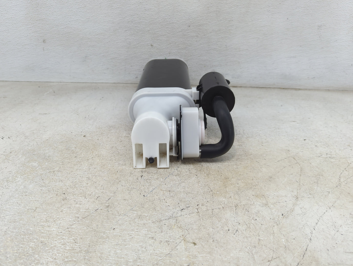 2014 Chrysler 300 Fuel Vapor Charcoal Canister 1460162 - Oemusedautoparts1.com