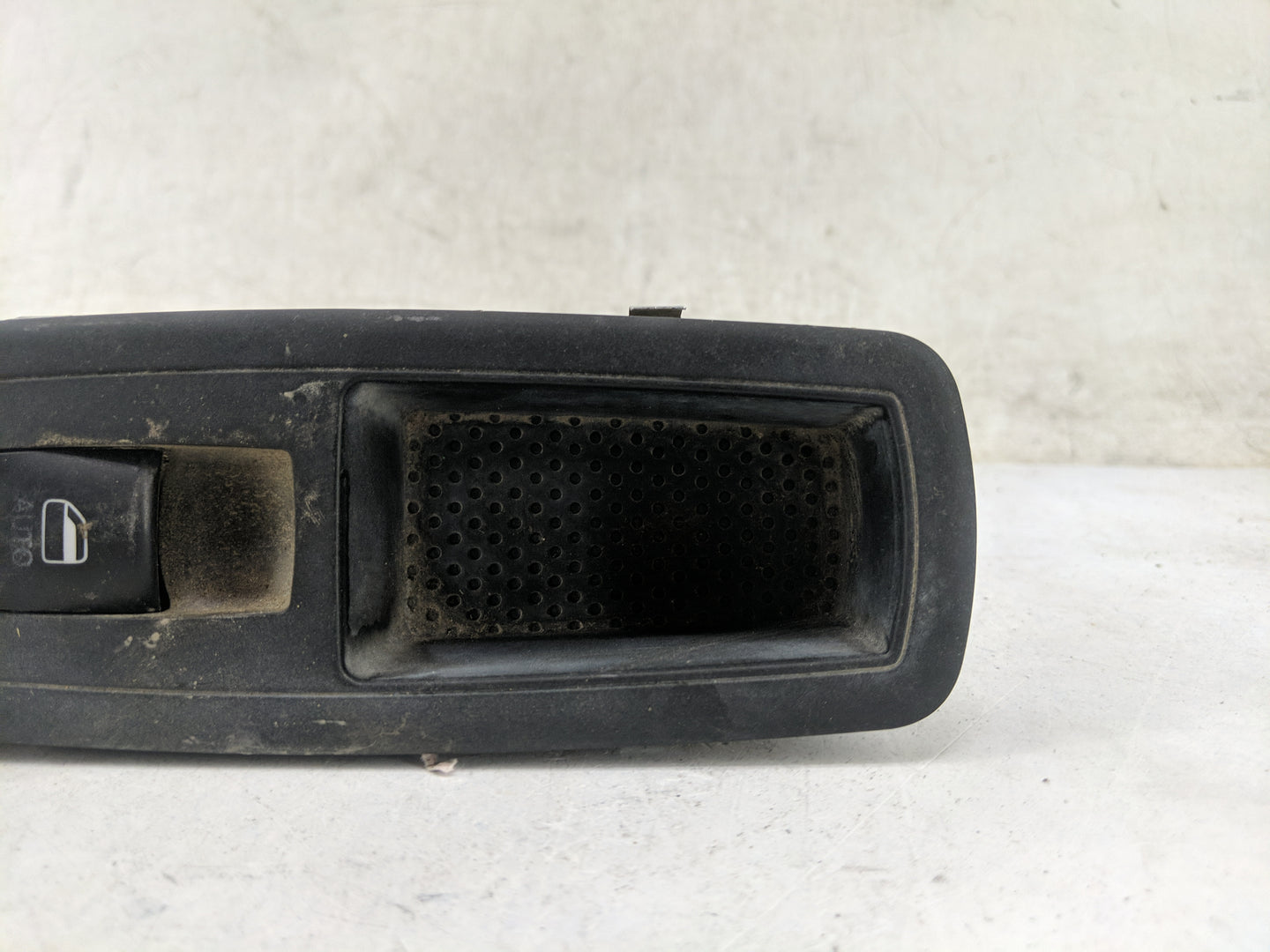 2011-2014 Chrysler 300 Driver Left Door Master Power Window Switch 1462634 - Oemusedautoparts1.com