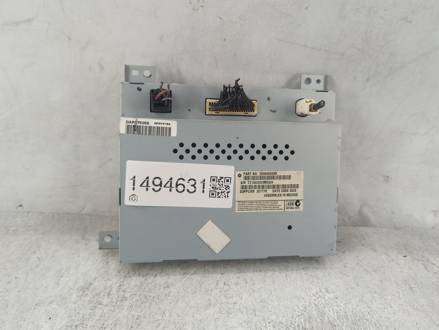 2011-2014 Chrysler 300 Information Display Screen 1494631 - Oemusedautoparts1.com