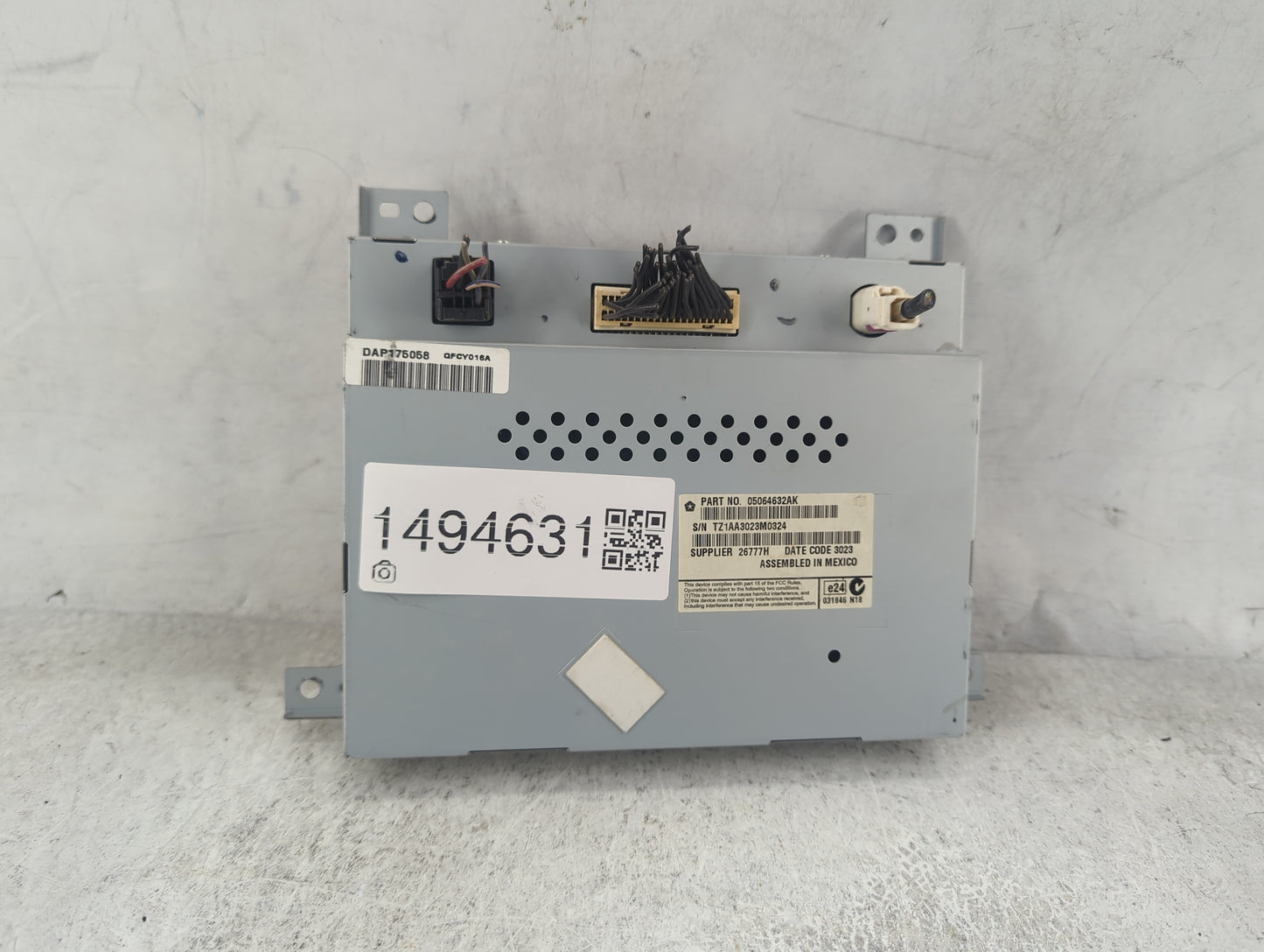 2011-2014 Chrysler 300 Information Display Screen 1494631 - Oemusedautoparts1.com