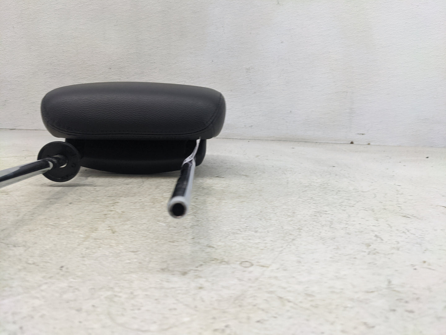 2014 Chrysler Town and Country Headrest Head Rest Rear Seat Fits OEM Used Auto Parts - Oemusedautoparts1.com