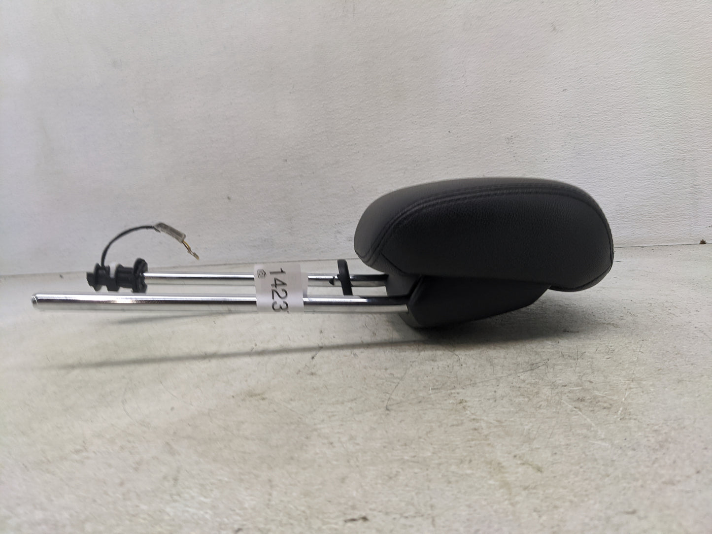 2014 Chrysler Town and Country Headrest Head Rest Rear Seat Fits OEM Used Auto Parts - Oemusedautoparts1.com