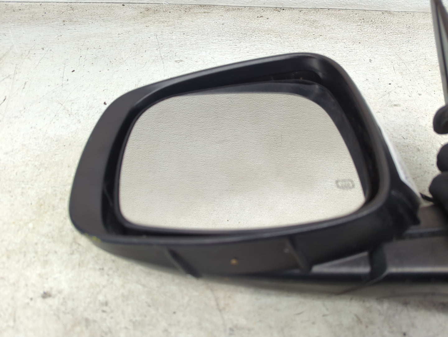 2014 Chrysler Town and Country Driver Side View Mirror - Left Door Mirror OEM Used - Oemusedautoparts1.com