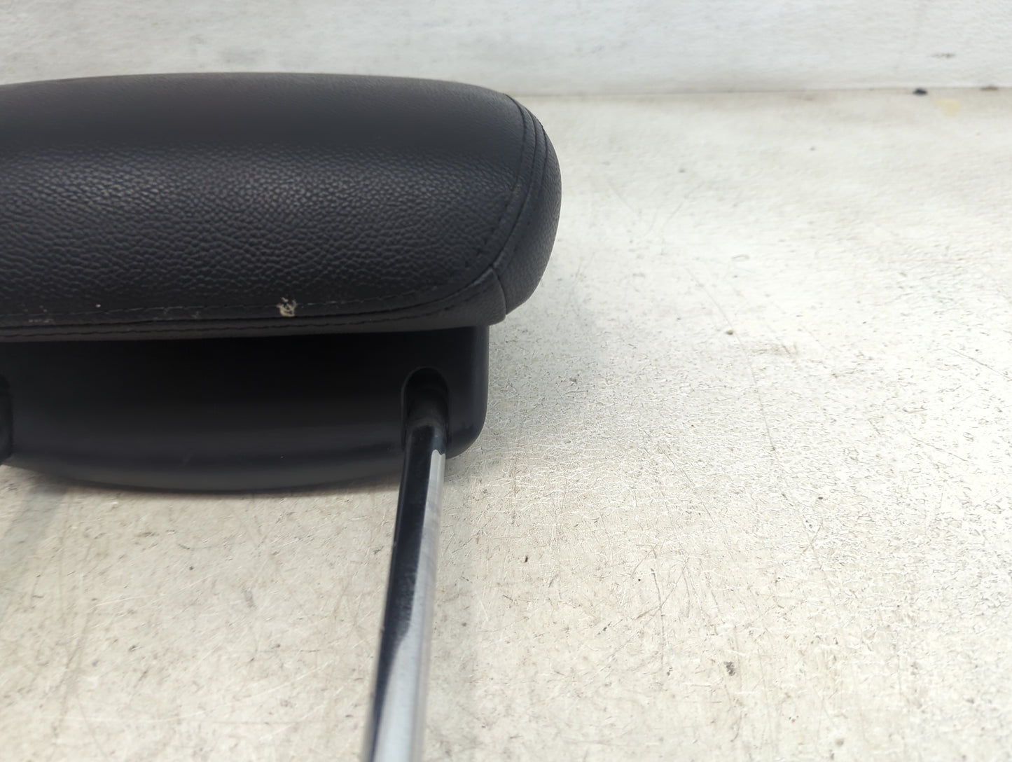 2014 Chrysler Town And Country Headrest Head Rest Front Driver Seat - Oemusedautoparts1.com