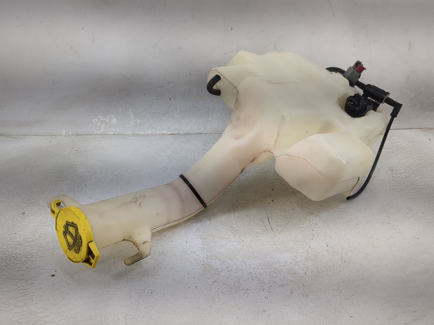 Chrysler Town And Country Windshield Washer Fluid Reservoir Bottle Oem - Oemusedautoparts1.com