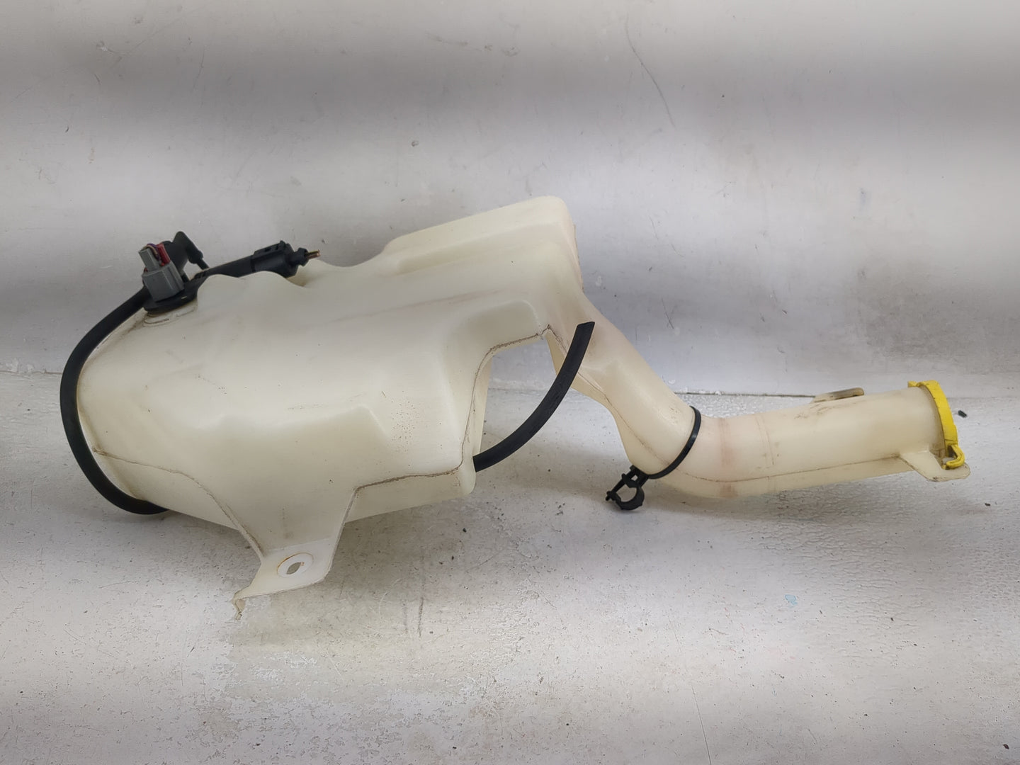 Chrysler Town And Country Windshield Washer Fluid Reservoir Bottle Oem - Oemusedautoparts1.com