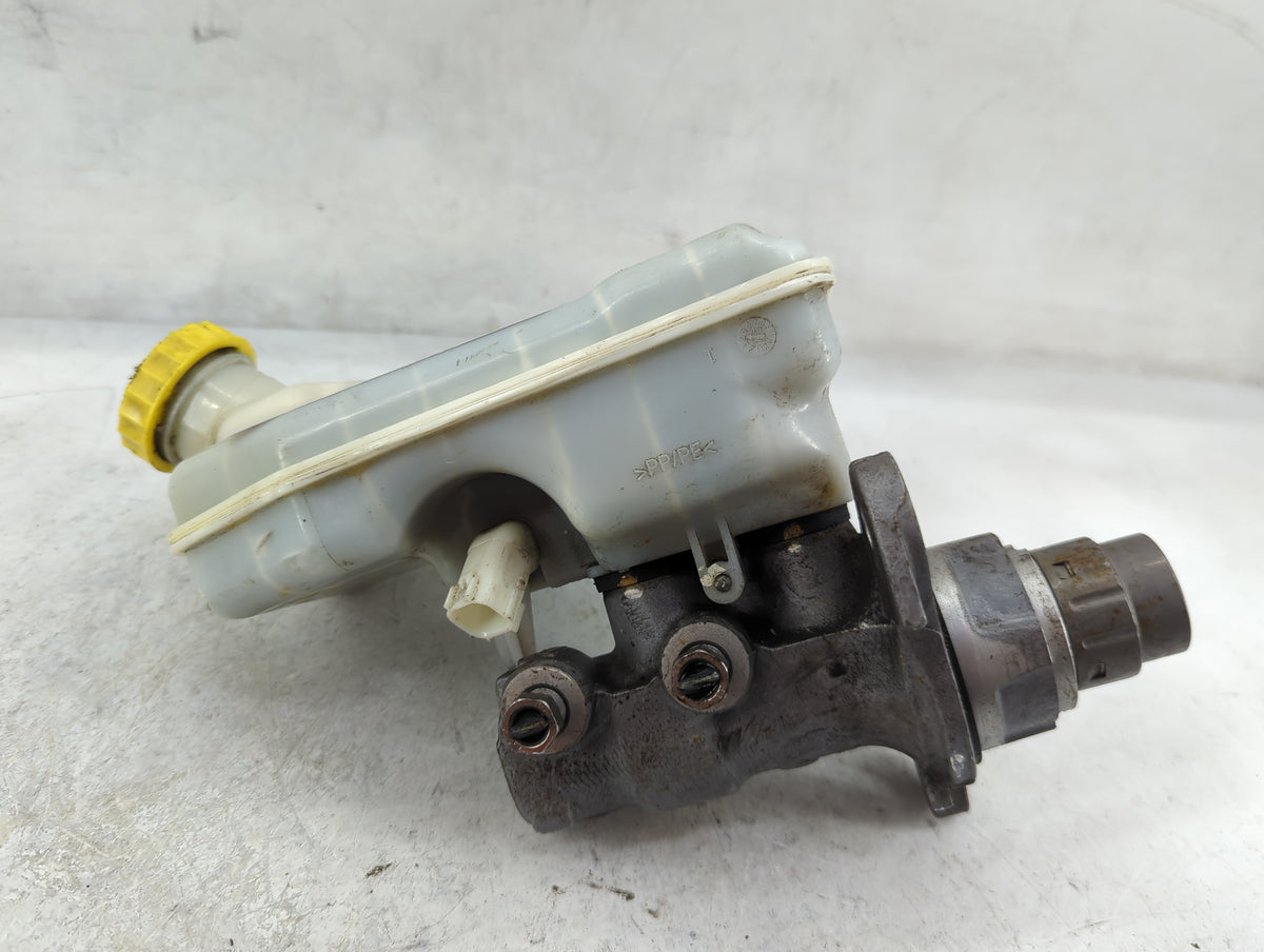 Chrysler Town And Country Brake Master Cylinder 1498909 - Oemusedautoparts1.com