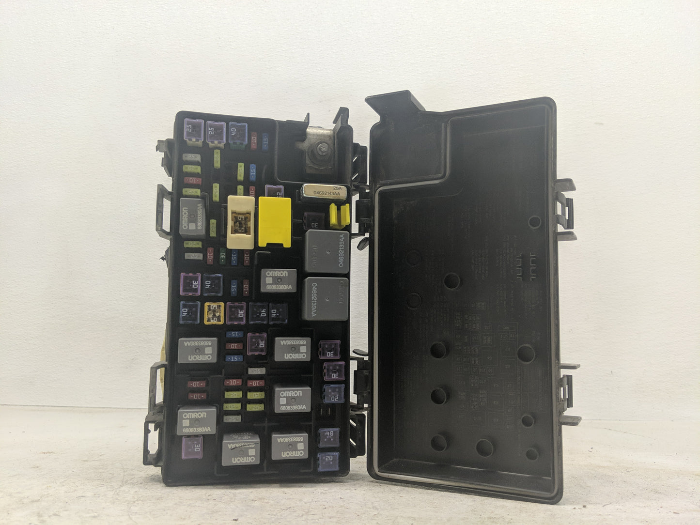 2014-2014 Chrysler Town & Country Fusebox Fuse Box Relay Module Tipm - Oemusedautoparts1.com